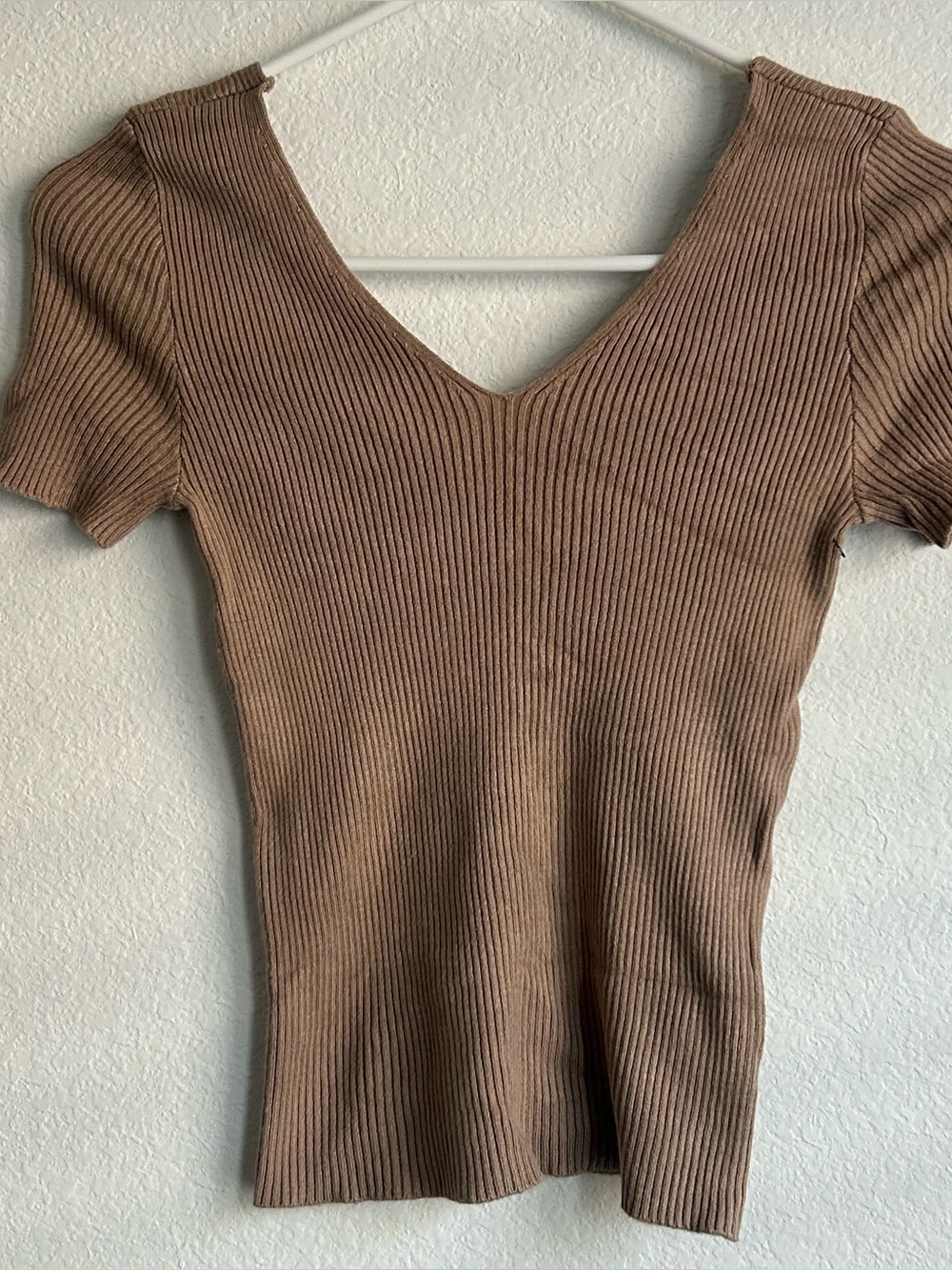 Active USA Ribbed V-Neck Short Sleeve Top in Warm Brown